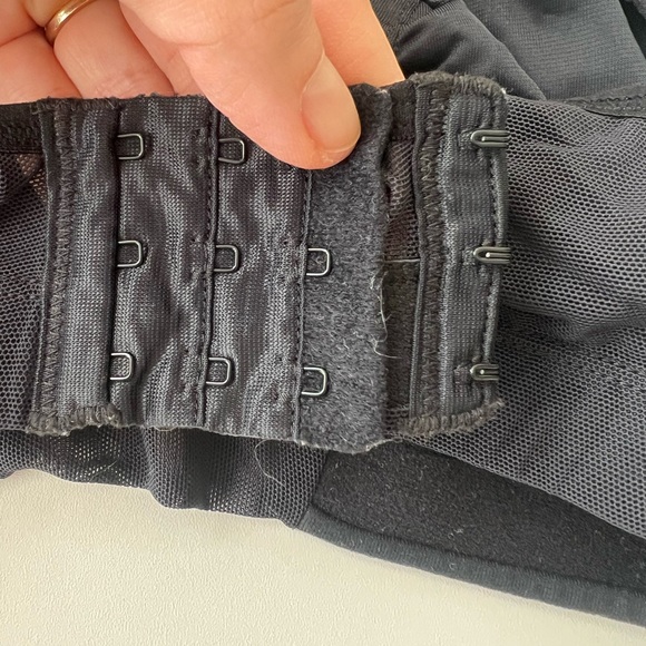 Lululemon Black High Impact Sports Bra Hook & Eye Closure Adjustable Strap 34DD - Picture 8 of 9